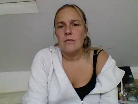 Snapshot of scrummymummy2 chatting on 09-21-25, 08:32 scrummymummy2 online show from 09-21-25, 08:32