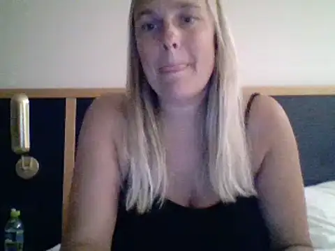 Snapshot of scrummymummy2 chatting on 10-25-25, 07:41 scrummymummy2 online show from 10-25-25, 07:41