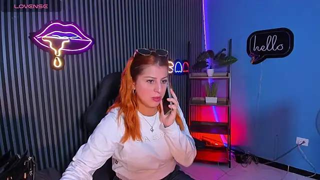 Nahiajhonson  online show from 04-21-26, 12:44