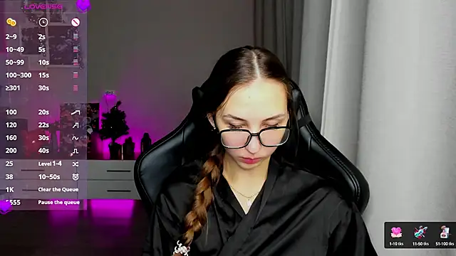 Snapshot of Sm0ly chatting on 12-18-24, 02:21 Sm0ly online show from 12-18-24, 02:21