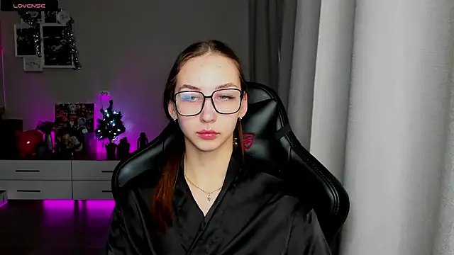 Snapshot of Sm0ly chatting on 12-28-24, 04:08 Sm0ly online show from 12-28-24, 04:08