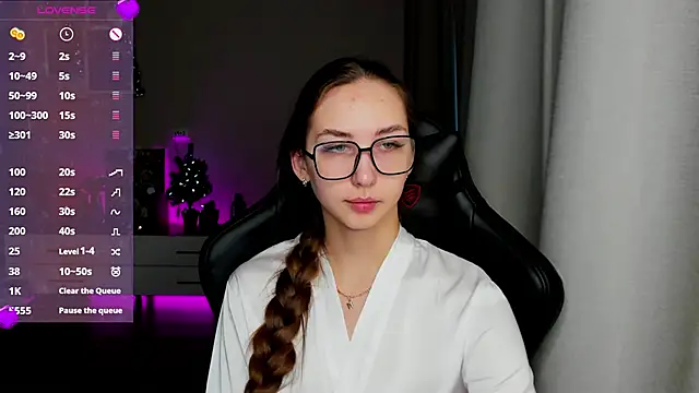 Snapshot of Sm0ly chatting on 12-30-24, 02:53 Sm0ly online show from 12-30-24, 02:53