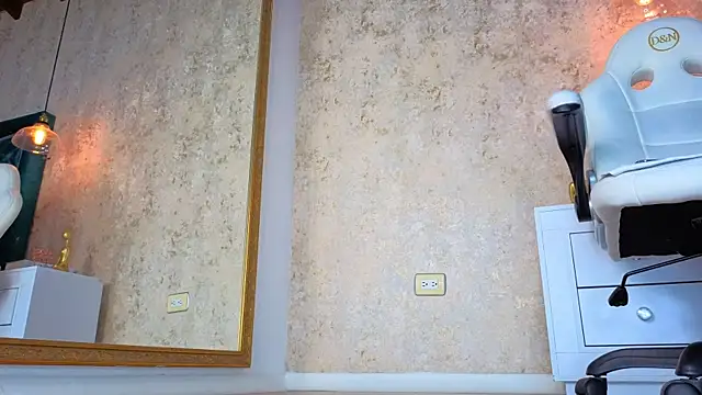 AlessiaLondon online show from 11-08-25, 02:56