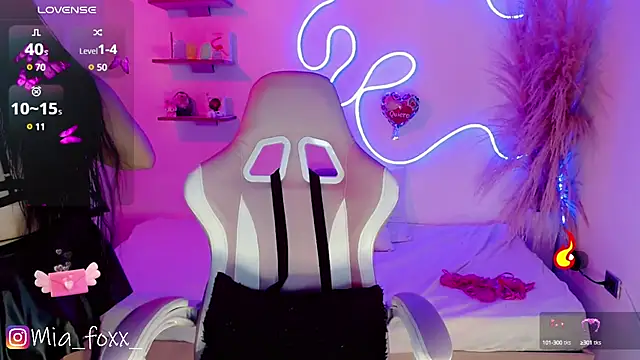 Mia foxx  online show from 03-07-25, 09:06