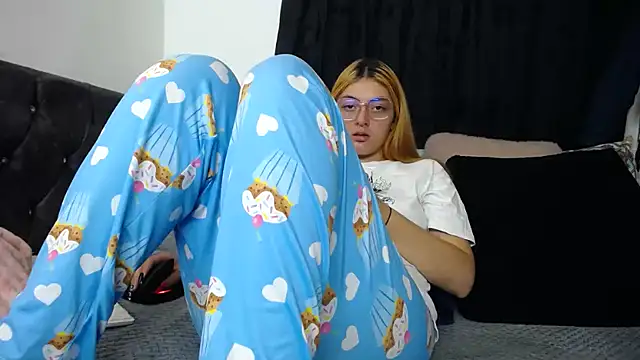 Snapshot of lessliee22_ chatting on 03-13-25, 01:32 lessliee22 online show from 03-13-25, 01:32