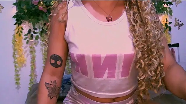 Snapshot of Crysrus chatting on 09-19-25, 12:56 Crysrus online show from 09-19-25, 12:56