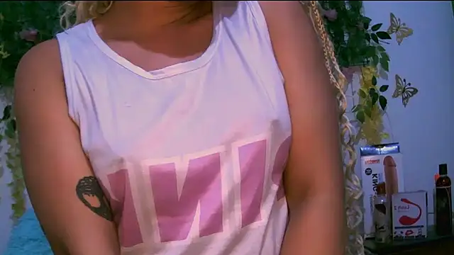 Snapshot of Crysrus chatting on 11-15-25, 11:43 Crysrus online show from 11-15-25, 11:43