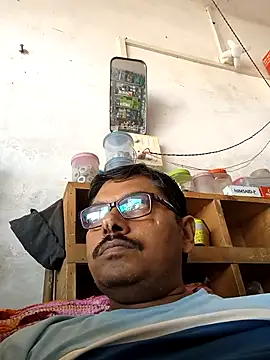 Snapshot of Srmotrs chatting on 10-18-25, 05:43 Srmotrs online show from 10-18-25, 05:43