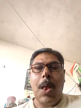 Snapshot of Srmotrs chatting on 10-23-25, 06:56 Srmotrs online show from 10-23-25, 06:56