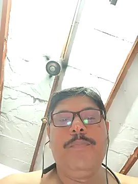 Snapshot of Srmotrs chatting on 10-23-25, 07:01 Srmotrs online show from 10-23-25, 07:01