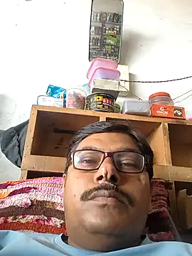 Snapshot of Srmotrs chatting on 10-28-25, 07:23 Srmotrs online show from 10-28-25, 07:23