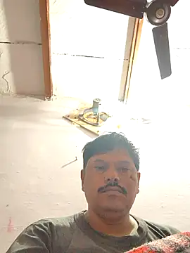 Snapshot of Srmotrs chatting on 11-18-25, 01:33 Srmotrs online show from 11-18-25, 01:33