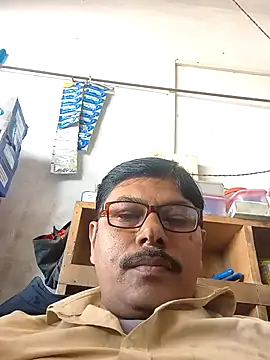 Snapshot of Srmotrs chatting on 11-29-25, 06:27 Srmotrs online show from 11-29-25, 06:27