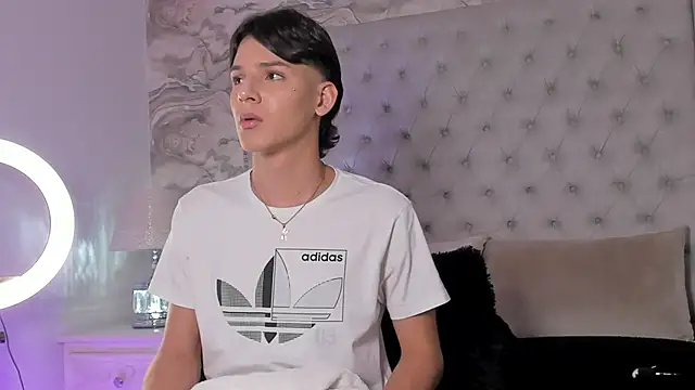 Snapshot of Kev_jenner chatting on 11-15-25, 08:16 Kev jenner online show from 11-15-25, 08:16