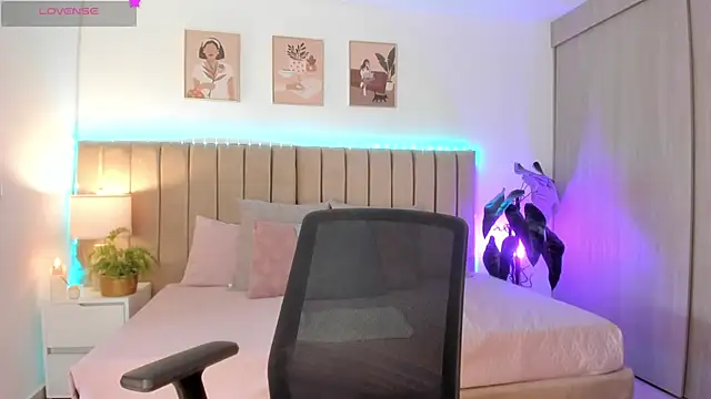 Snapshot of Victoria_romanox chatting on 11-18-25, 05:28 Victoria romanox online show from 11-18-25, 05:28