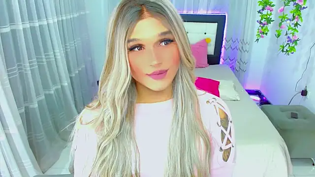 Snapshot of TaylorMon chatting on 05-19-26, 01:56 TaylorMon online show from 05-19-26, 01:56