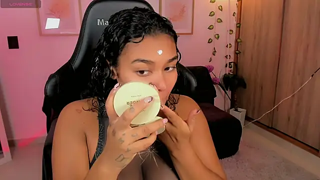 Snapshot of aleja_montiel__ chatting on 05-20-26, 12:33 aleja montiel online show from 05-20-26, 12:33