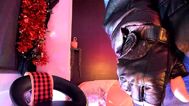 Snapshot of leatherz69 chatting on 02-11-25, 01:52 leatherz69 online show from 02-11-25, 01:52