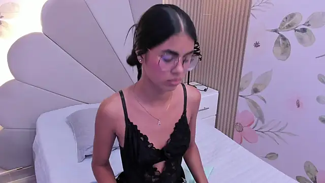 Snapshot of Isa_little4u chatting on 01-07-25, 12:34 Isa little4u online show from 01-07-25, 12:34