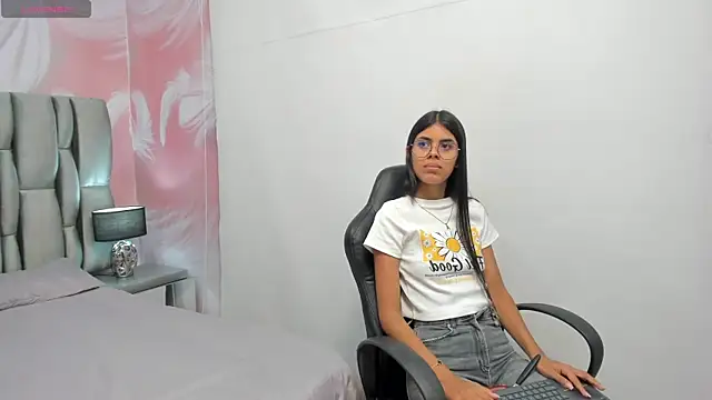 Snapshot of Isa_little4u chatting on 02-09-25, 03:00 Isa little4u online show from 02-09-25, 03:00