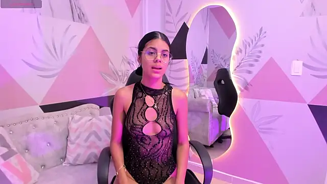 Snapshot of Isa_little4u chatting on 03-10-25, 10:37 Isa little4u online show from 03-10-25, 10:37