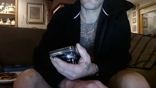 Snapshot of UnCuTupTheBuTT chatting on 10-30-25, 04:25 UnCuTupTheBuTT online show from 10-30-25, 04:25