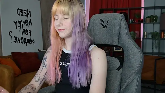 Snapshot of LexiWenford chatting on 08-07-26, 04:25 LexiWenford online show from 08-07-26, 04:25