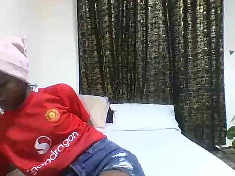 Snapshot of Petite_doll20 chatting on 01-13-26, 01:16 Petite doll20 online show from 01-13-26, 01:16