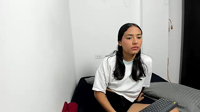 Snapshot of monse_02 chatting on 05-30-26, 03:42 monse 02 online show from 05-30-26, 03:42