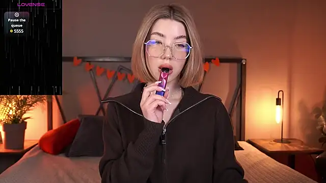 Snapshot of LindaThacker chatting on 03-04-25, 05:00 LindaThacker online show from 03-04-25, 05:00