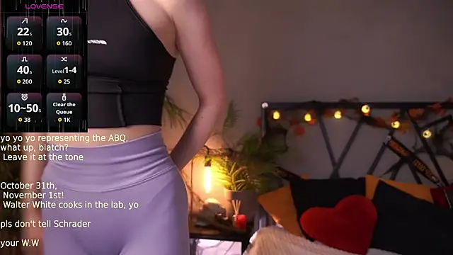 Snapshot of LindaThacker chatting on 10-28-25, 04:27 LindaThacker online show from 10-28-25, 04:27