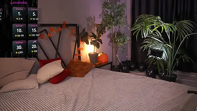 Snapshot of LindaThacker chatting on 11-27-25, 04:25 LindaThacker online show from 11-27-25, 04:25