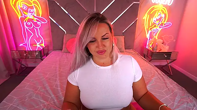 Snapshot of KiraCandyS chatting on 09-08-25, 08:52 KiraCandyS online show from 09-08-25, 08:52