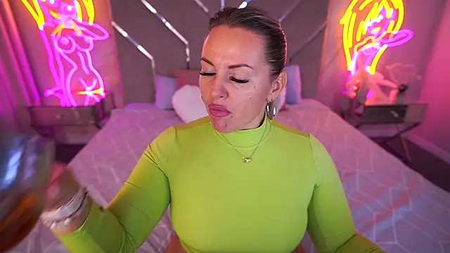 Snapshot of KiraCandyS chatting on 09-25-25, 08:56 KiraCandyS online show from 09-25-25, 08:56