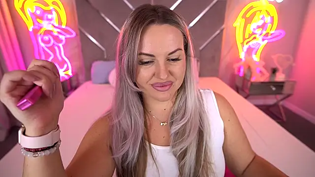 Snapshot of KiraCandyS chatting on 10-15-25, 01:22 KiraCandyS online show from 10-15-25, 01:22