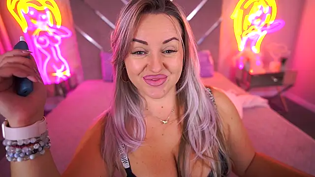 Snapshot of KiraCandyS chatting on 10-16-25, 07:59 KiraCandyS online show from 10-16-25, 07:59