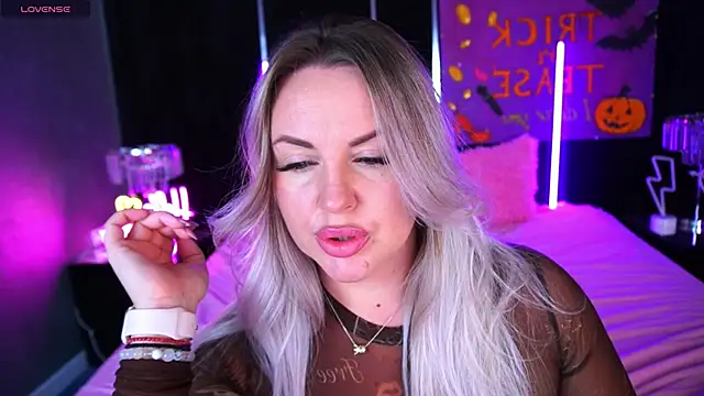 Snapshot of KiraCandyS chatting on 11-03-25, 10:32 KiraCandyS online show from 11-03-25, 10:32