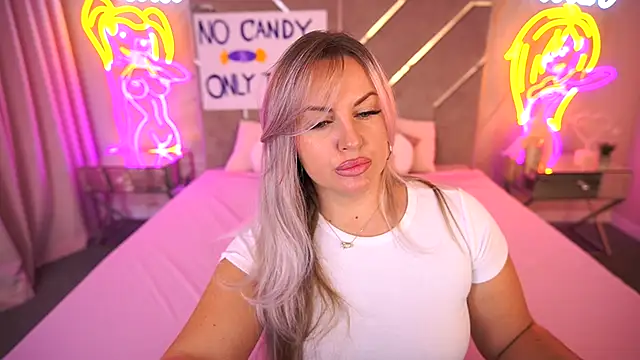 Snapshot of KiraCandyS chatting on 11-04-25, 10:09 KiraCandyS online show from 11-04-25, 10:09