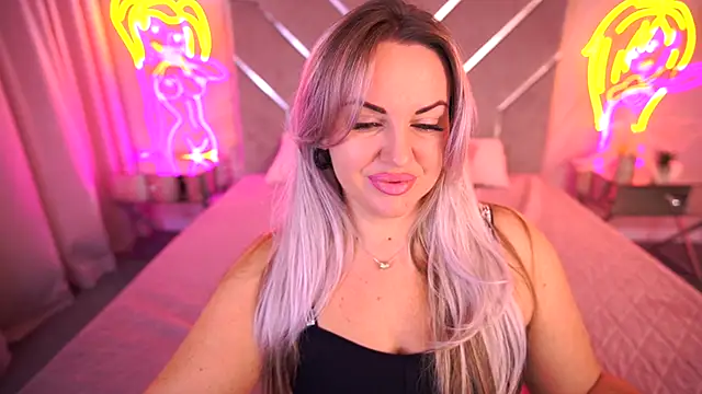 Snapshot of KiraCandyS chatting on 11-07-25, 12:21 KiraCandyS online show from 11-07-25, 12:21