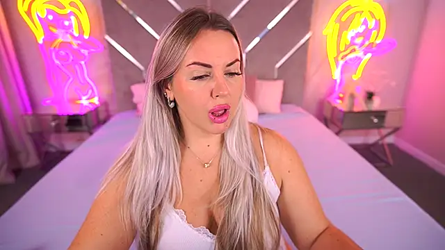 Snapshot of KiraCandyS chatting on 11-10-25, 09:58 KiraCandyS online show from 11-10-25, 09:58