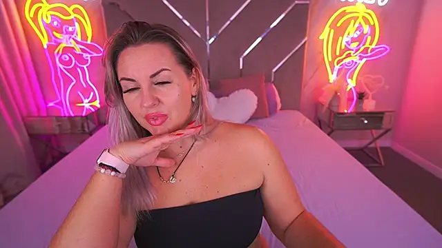 Snapshot of KiraCandyS chatting on 11-24-25, 09:14 KiraCandyS online show from 11-24-25, 09:14