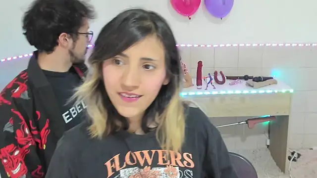 Snapshot of linnie_ chatting on 09-21-25, 10:44 linnie  online show from 09-21-25, 10:44