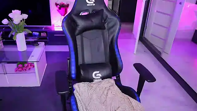 Snapshot of Beauty_Anne chatting on 03-13-25, 10:57 Beauty Anne online show from 03-13-25, 10:57