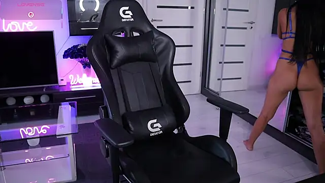 Snapshot of Beauty_Anne chatting on 09-18-25, 06:15 Beauty Anne online show from 09-18-25, 06:15