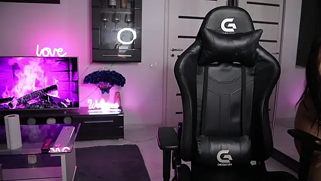 Snapshot of Beauty_Anne chatting on 11-21-25, 06:45 Beauty Anne online show from 11-21-25, 06:45