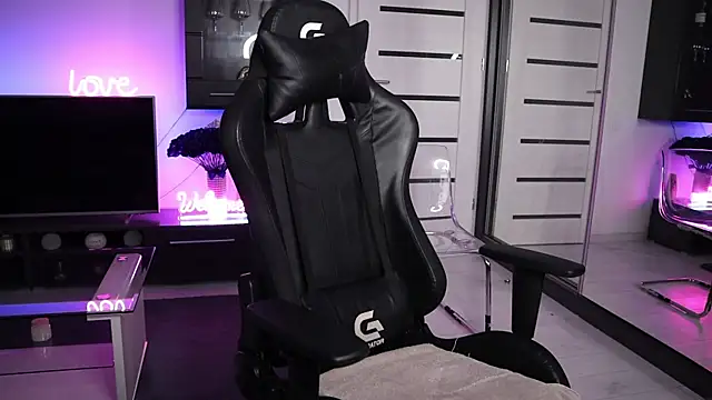 Snapshot of Beauty_Anne chatting on 11-26-25, 06:58 Beauty Anne online show from 11-26-25, 06:58