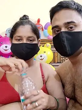 Snapshot of IND_COUPLE1 chatting on 02-27-25, 04:43 IND COUPLE1 online show from 02-27-25, 04:43