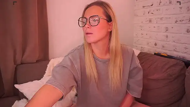 Snapshot of Charming_Daphny chatting on 03-18-25, 04:04 Charming Daphny online show from 03-18-25, 04:04