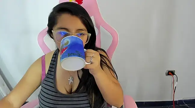 Snapshot of _Angelinaandrade_ chatting on 02-05-25, 08:04 Angelinaandrade online show from 02-05-25, 08:04
