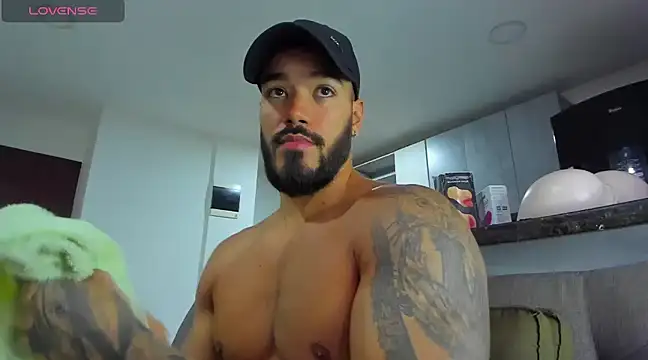 Snapshot of Alexander_Martines chatting on 02-16-25, 10:54 Alexander Martines online show from 02-16-25, 10:54